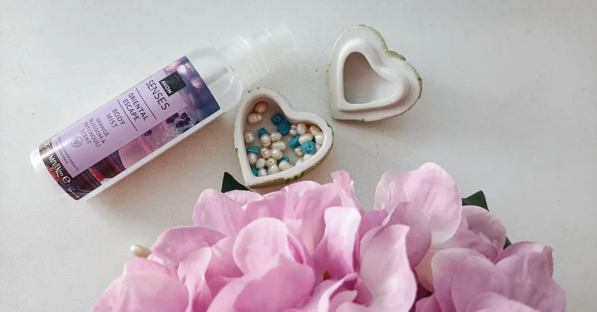 Un élégant arrangement floral rose, accompagné d'une brume corporelle et d'accessoires en forme de cœur, pour une ambiance romantique.