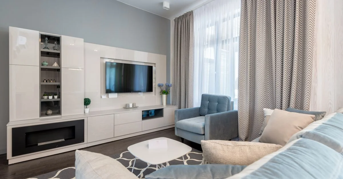 Salon contemporain élégant avec des meubles modernes et des accents bleus.