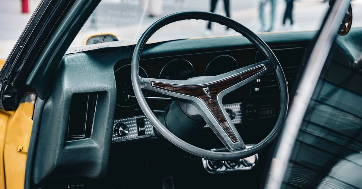 Gros plan sur un volant classique de Pontiac GTO à Koweït City, capturant le style automobile rétro.